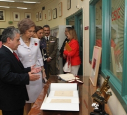 Su Majestad la Reina durante su recorrido por las instalaciones del Instituto Cajal
